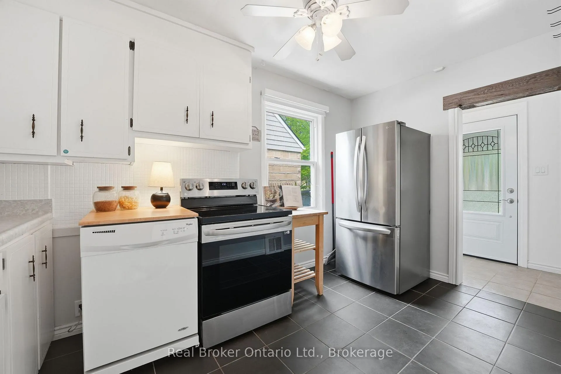 Photo 15 of 1 Janis Court, Hamilton, Dundas — HOMEH