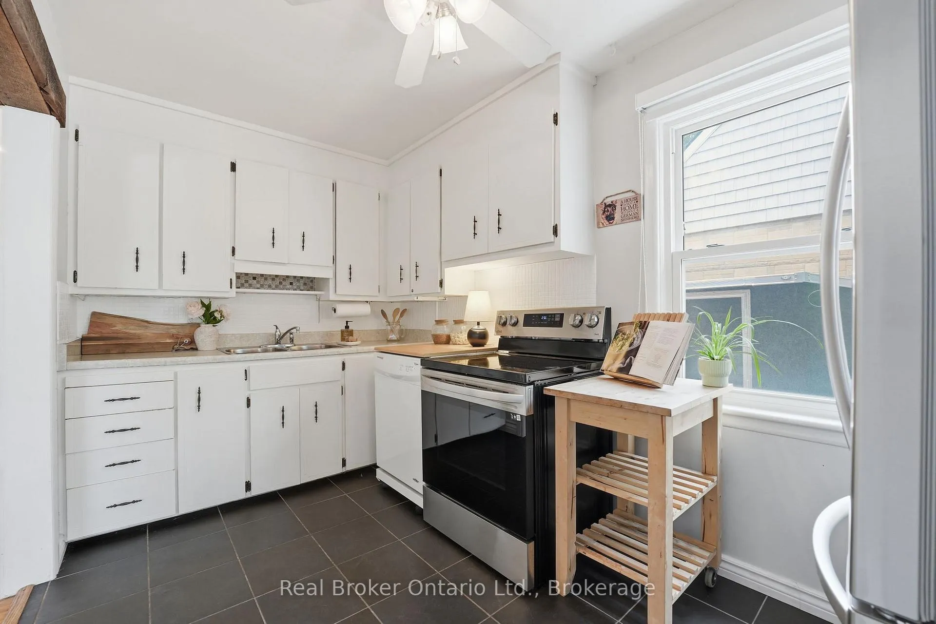 Photo 16 of 1 Janis Court, Hamilton, Dundas — HOMEH
