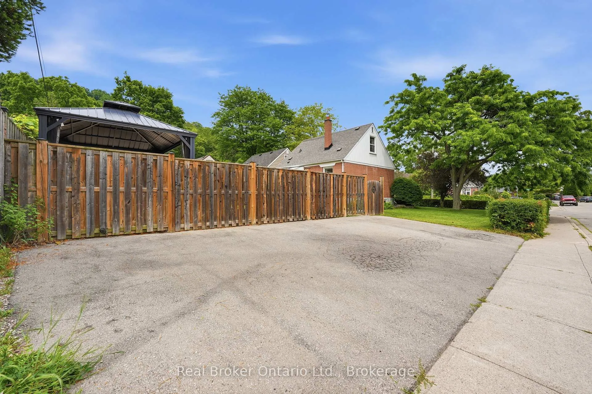 Photo 37 of 1 Janis Court, Hamilton, Dundas — HOMEH