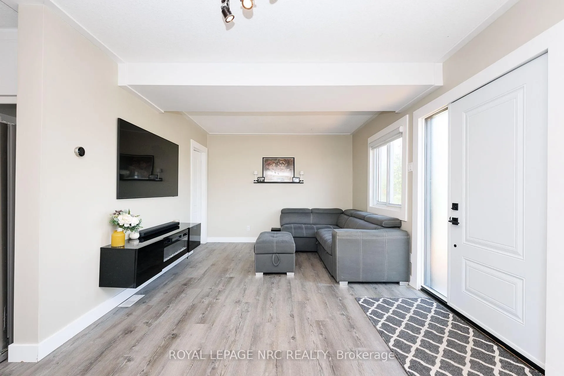 Photo 6 of 21 Huron Street, Welland, Dain City — HOMEH