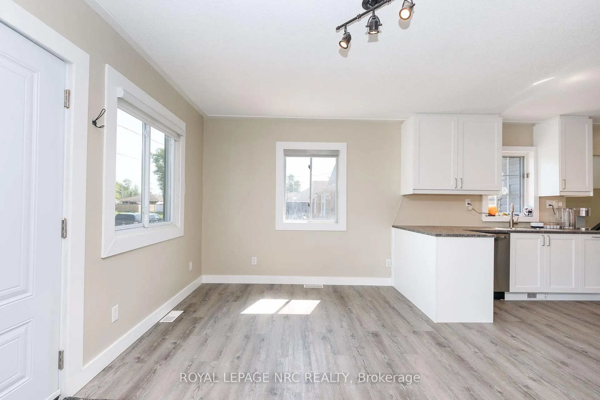 Photo 8 of 21 Huron Street, Welland, Dain City — HOMEH