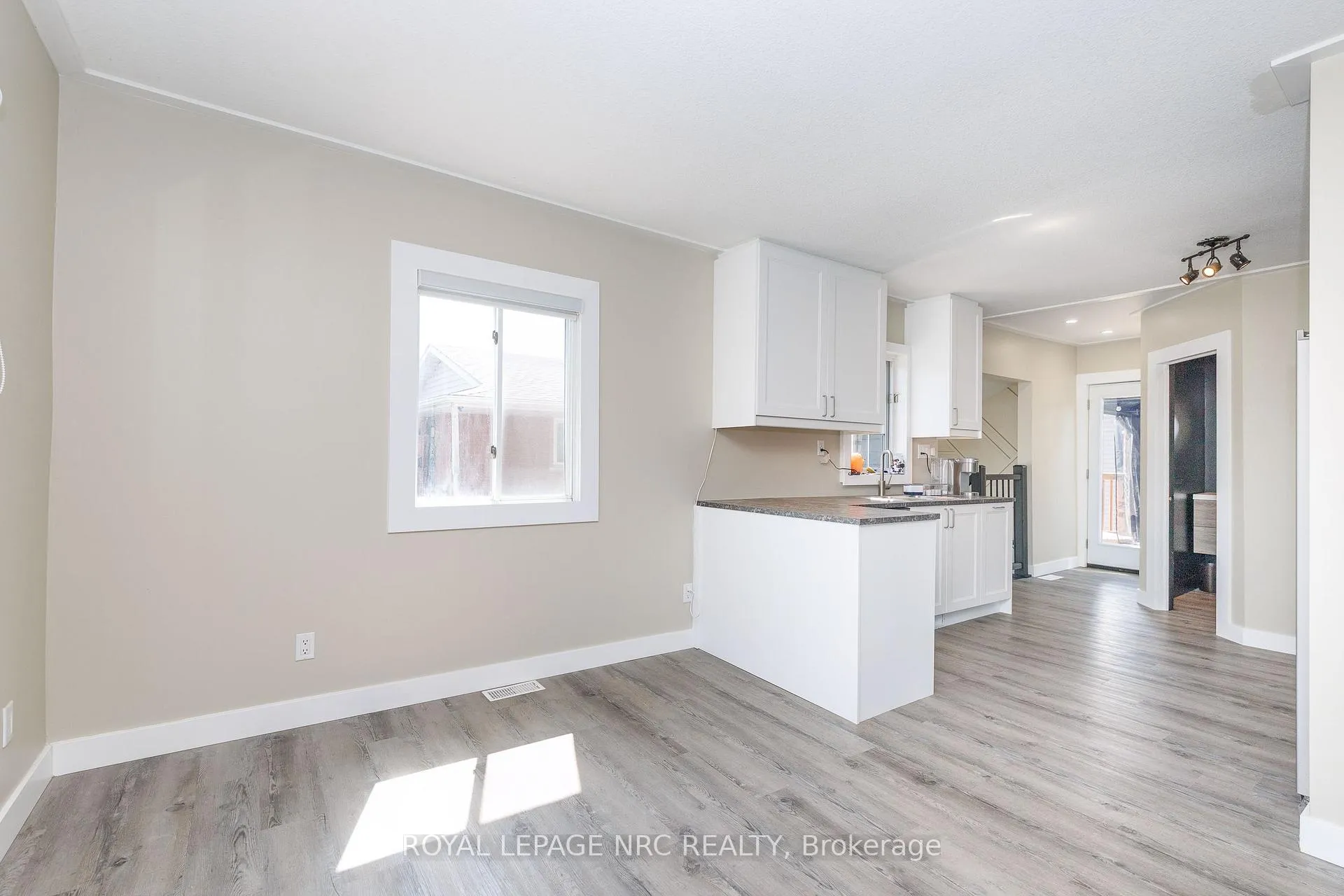 Photo 10 of 21 Huron Street, Welland, Dain City — HOMEH