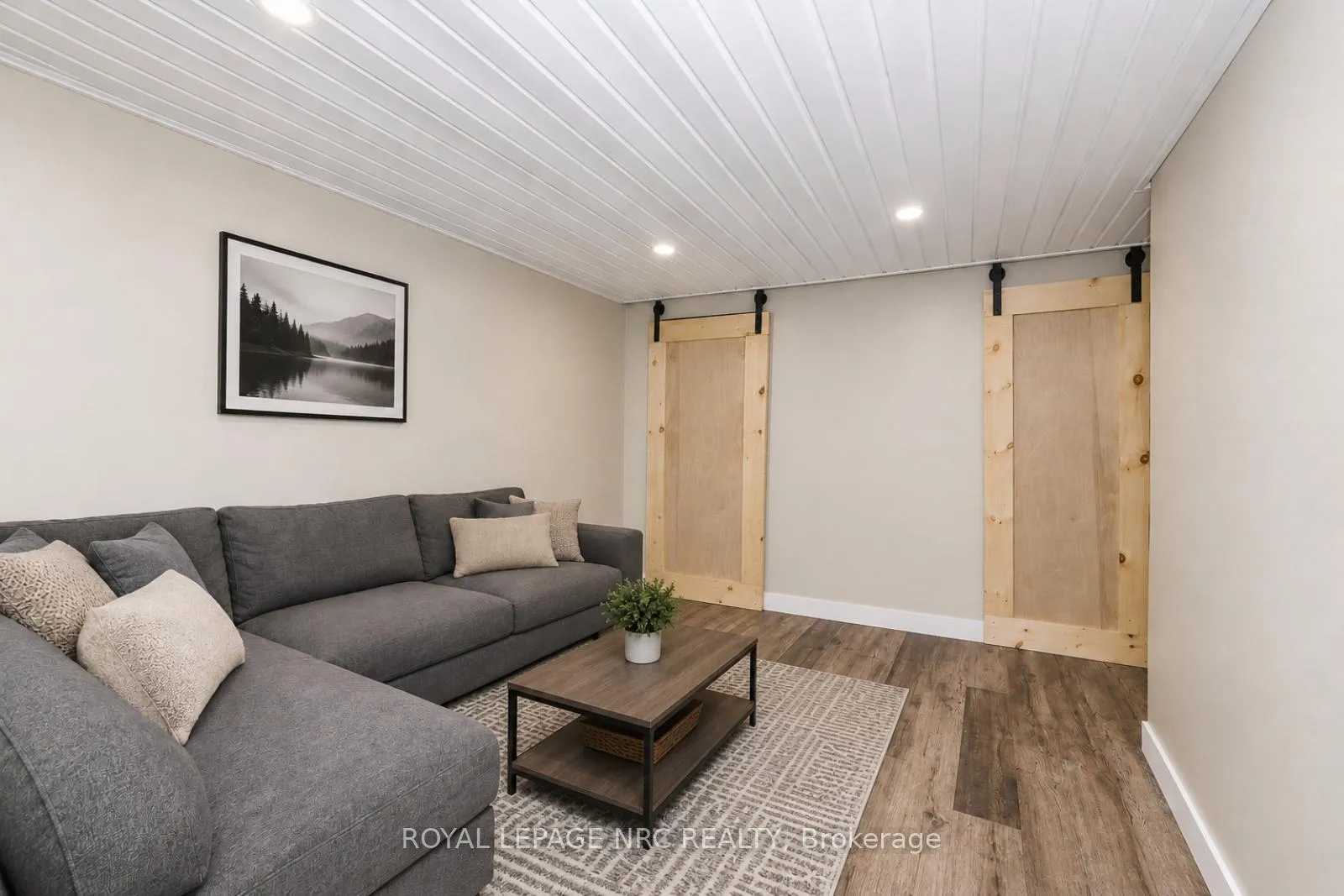 Photo 20 of 21 Huron Street, Welland, Dain City — HOMEH
