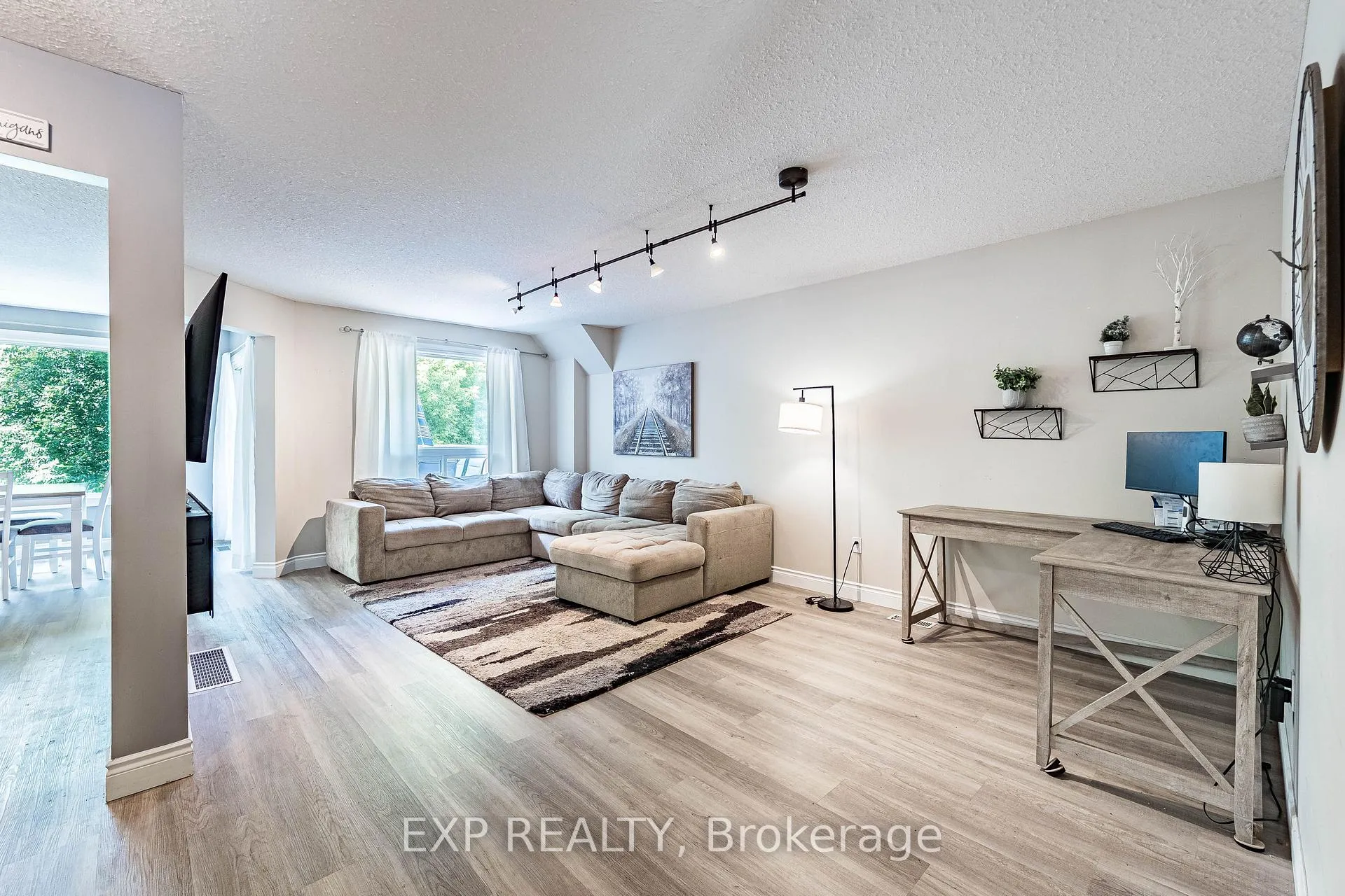 Photo 5 of 63 Wood Grove Crescent, Cambridge — HOMEH