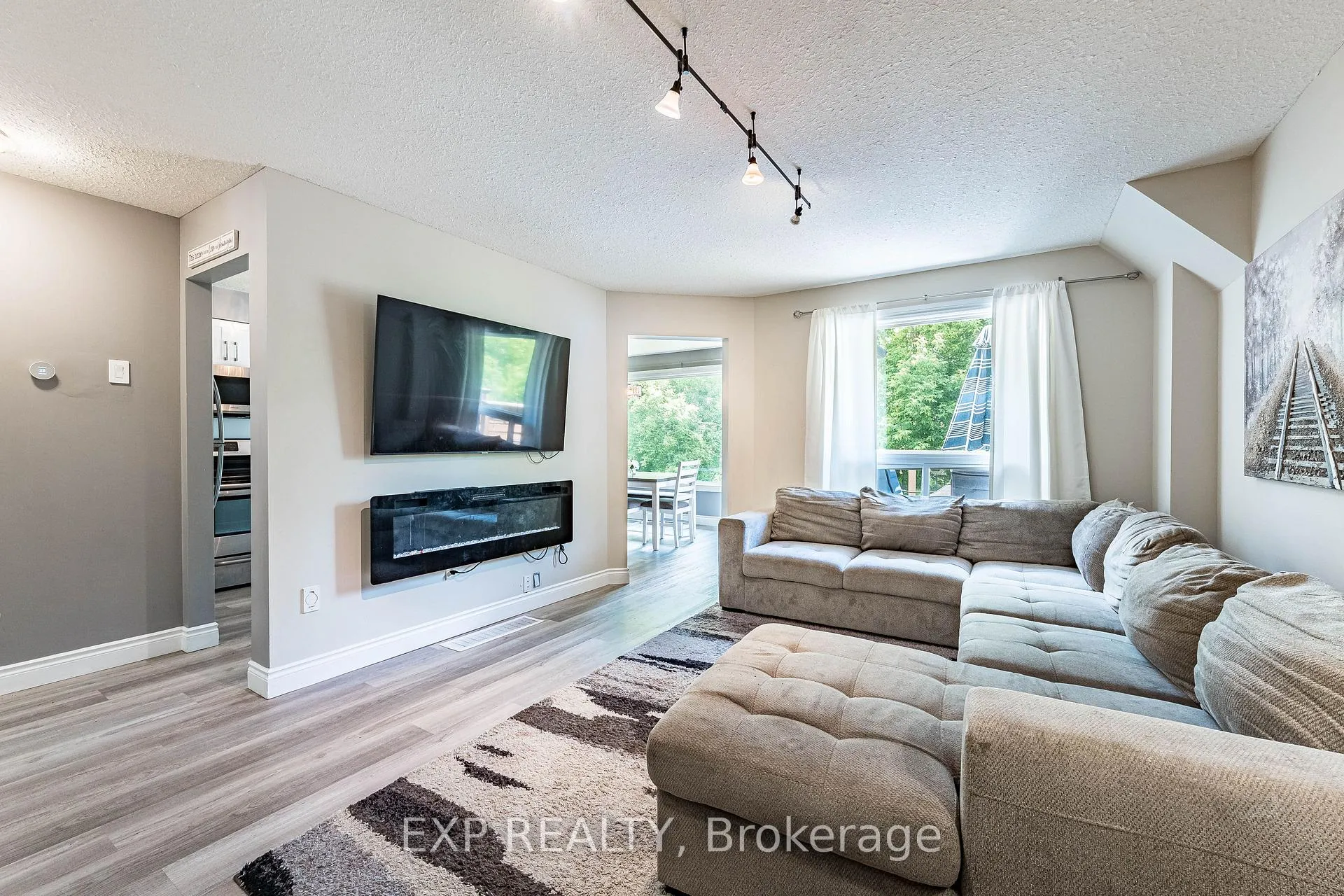 Photo 7 of 63 Wood Grove Crescent, Cambridge — HOMEH