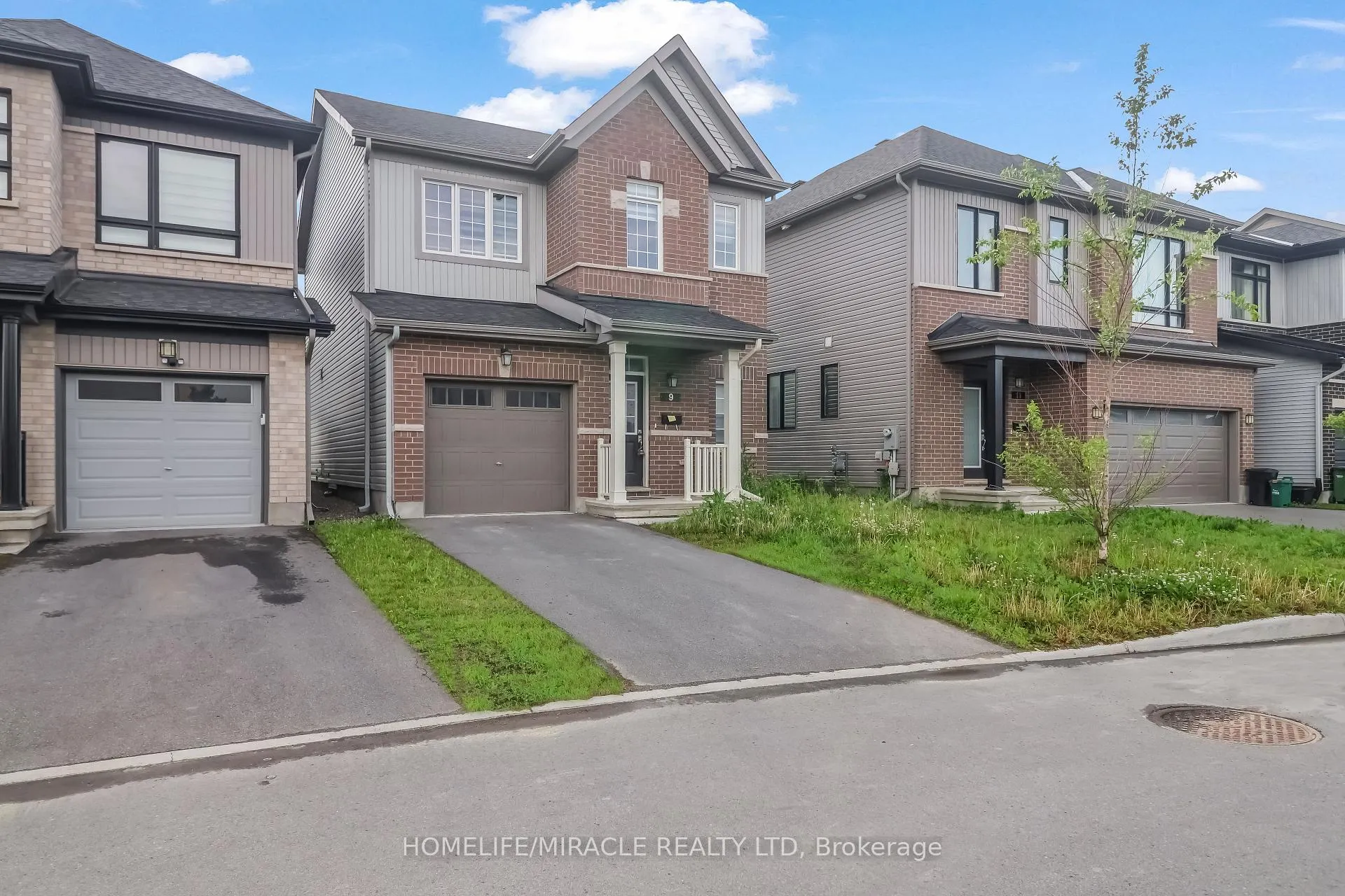 Photo 3 of 9 Tolchaco Court, Ottawa, Barrhaven - Half Moon Bay — HOMEH