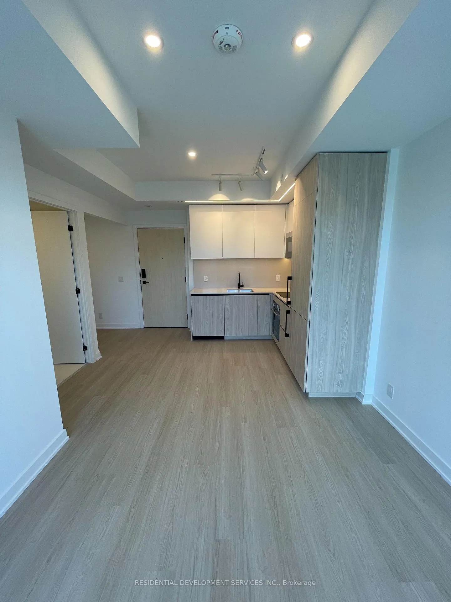 Photo 2 of Unit 810, 699 Sheppard Avenue E, North York, Bayview Village — HOMEH