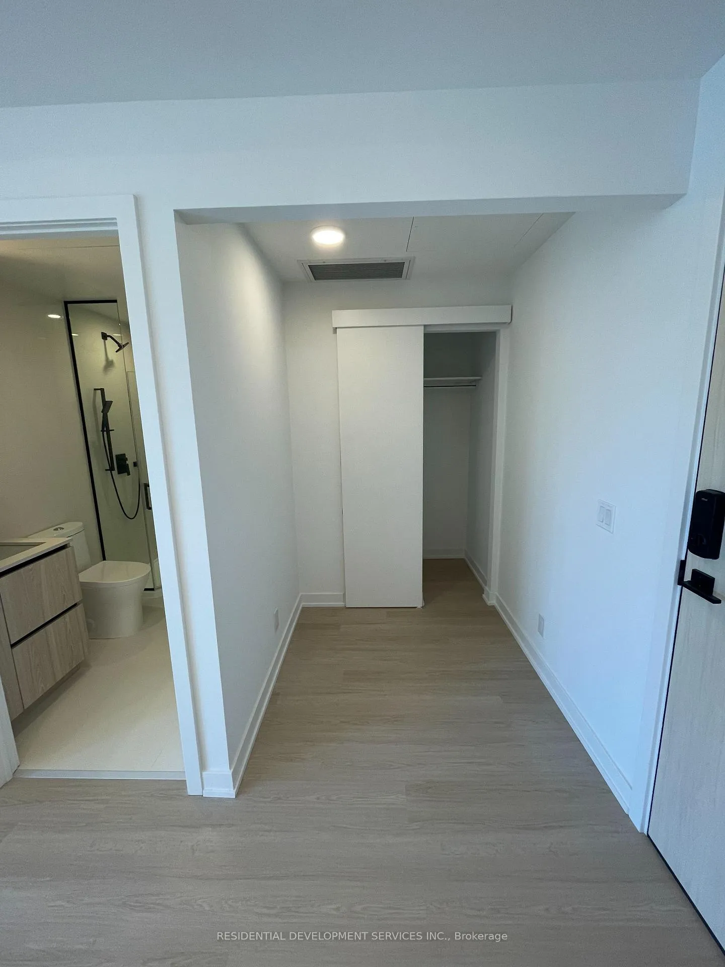 Photo 3 of Unit 810, 699 Sheppard Avenue E, North York, Bayview Village — HOMEH