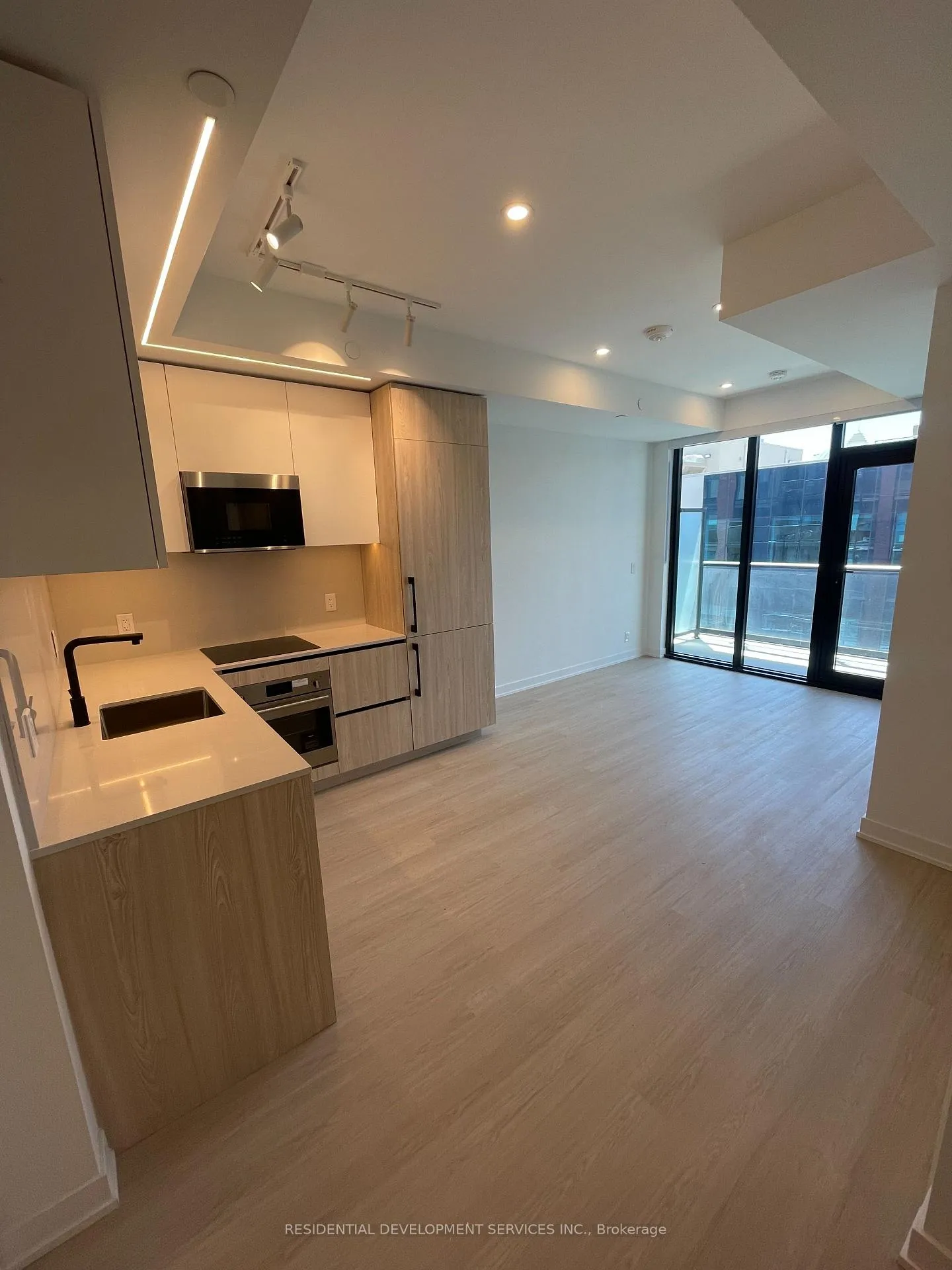 Photo 4 of Unit 810, 699 Sheppard Avenue E, North York, Bayview Village — HOMEH