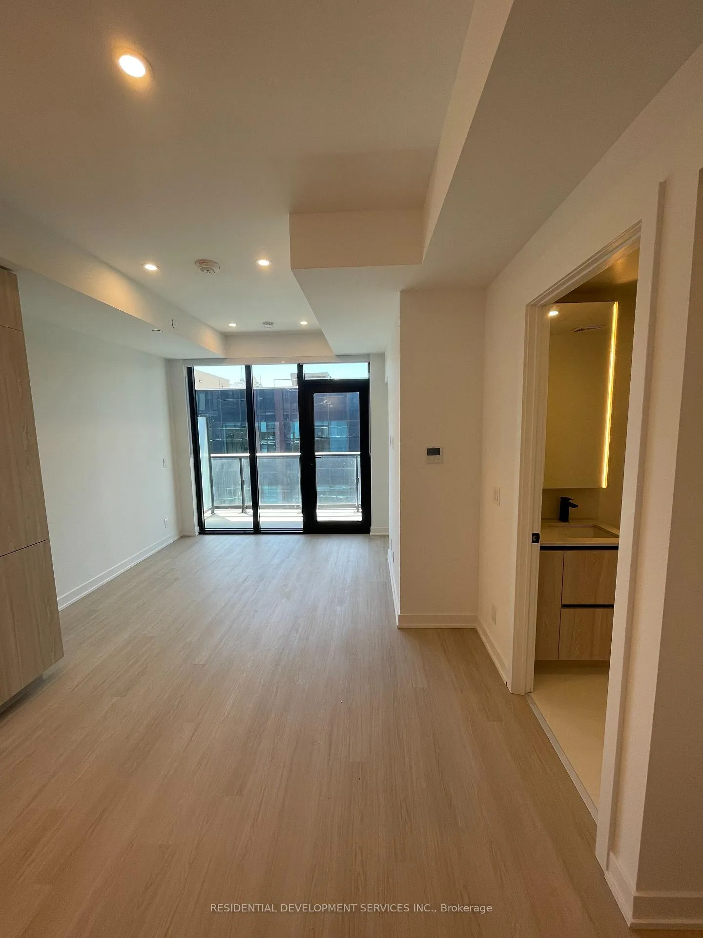 Photo 5 of Unit 810, 699 Sheppard Avenue E, North York, Bayview Village — HOMEH