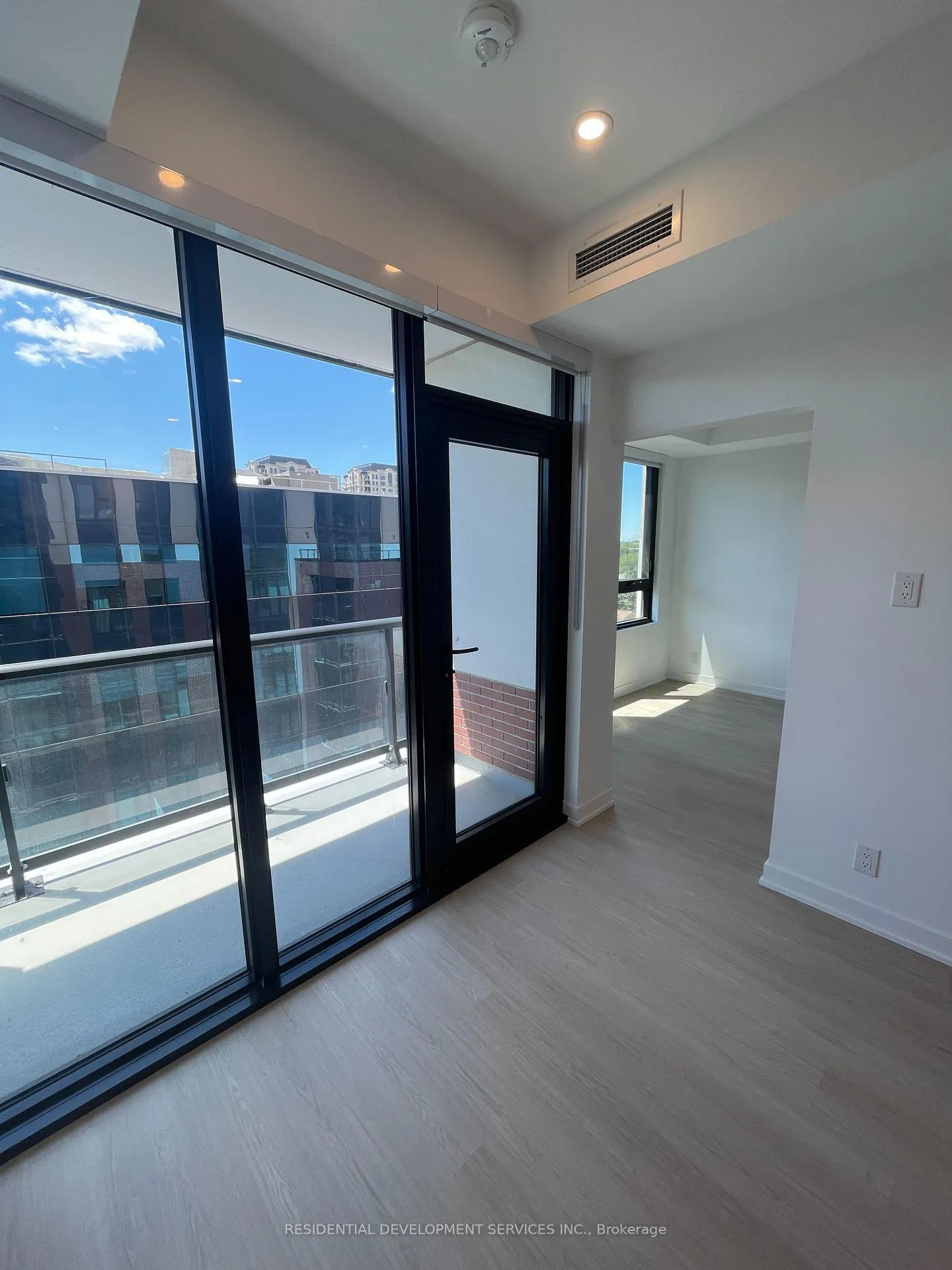 Photo 6 of Unit 810, 699 Sheppard Avenue E, North York, Bayview Village — HOMEH