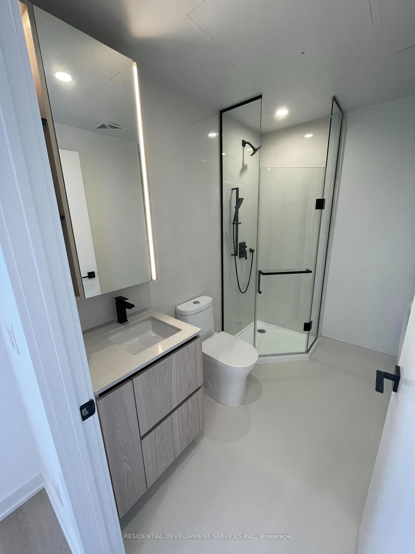 Photo 10 of Unit 810, 699 Sheppard Avenue E, North York, Bayview Village — HOMEH