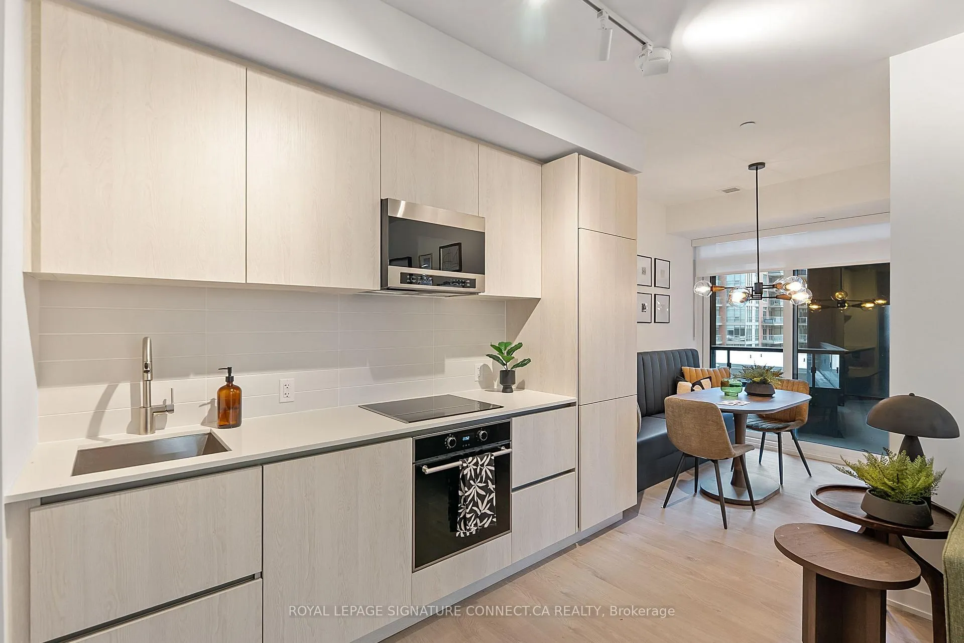 Photo 3 of Unit 415, 110 Broadway Avenue, Toronto, Mount Pleasant West — HOMEH