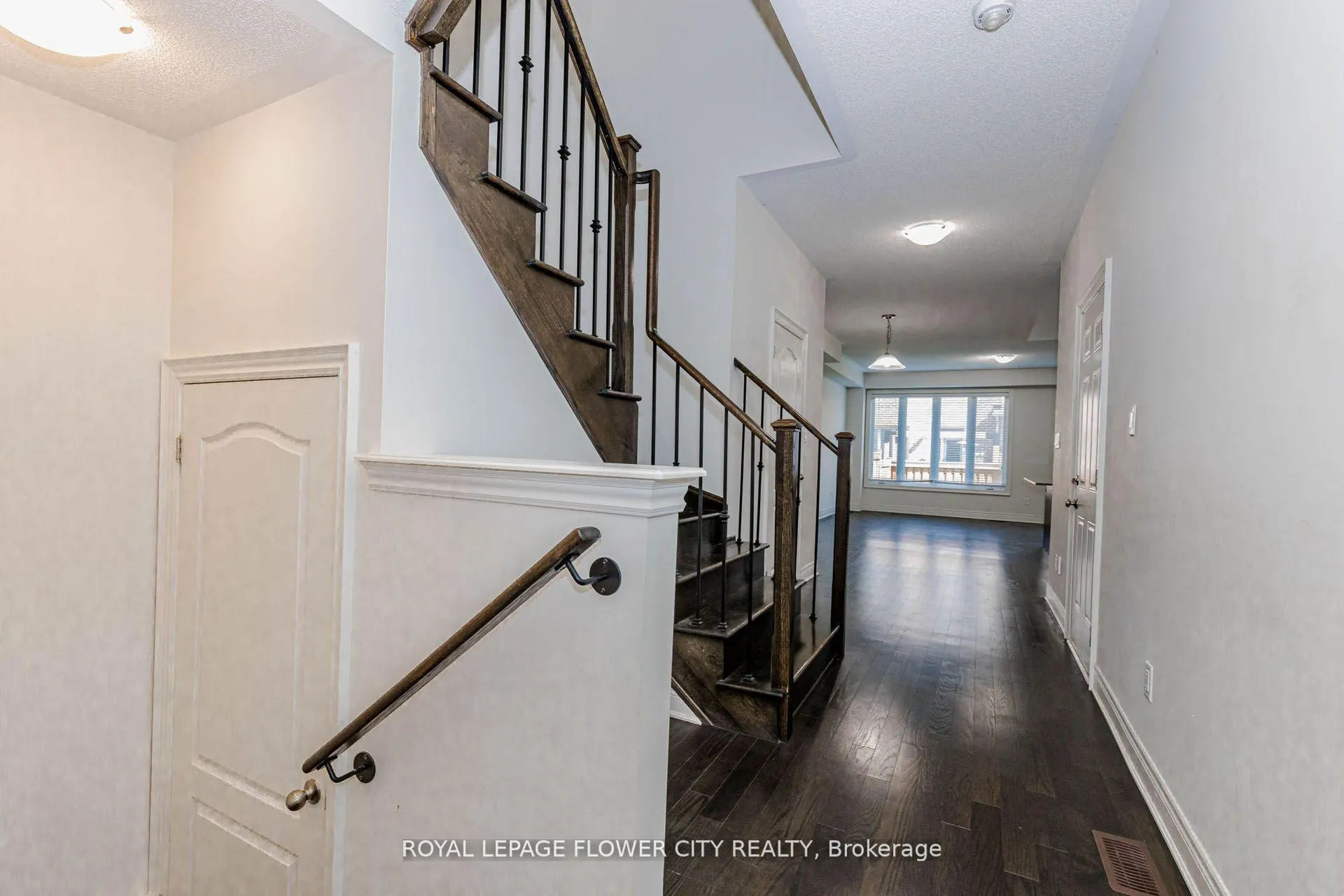 Photo 4 of 462 Sheaffe Place, Milton, Ford — HOMEH
