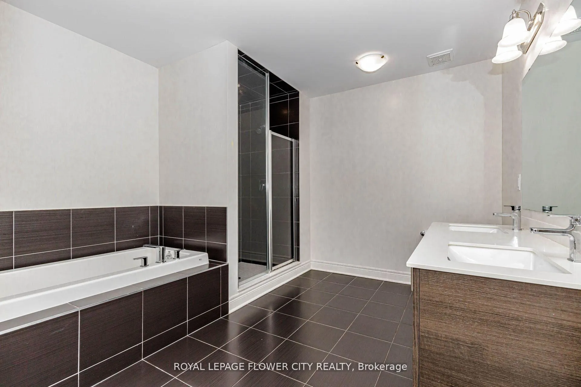 Photo 12 of 462 Sheaffe Place, Milton, Ford — HOMEH