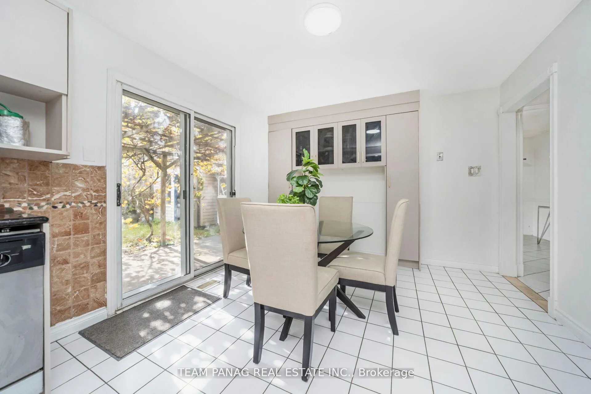 Photo 11 of 6 Coronation Circle, Brampton, Heart Lake West — HOMEH