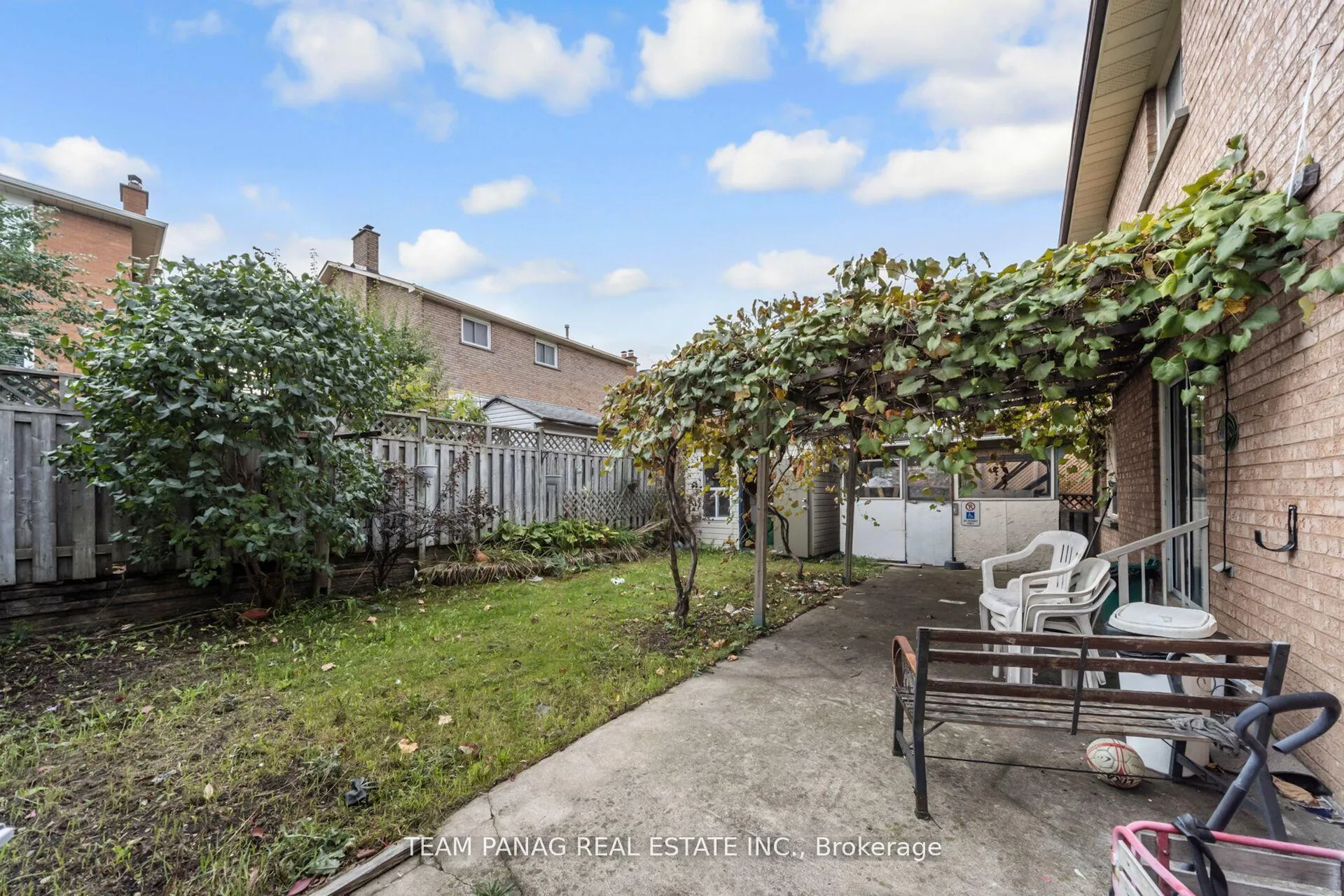 Photo 36 of 6 Coronation Circle, Brampton, Heart Lake West — HOMEH