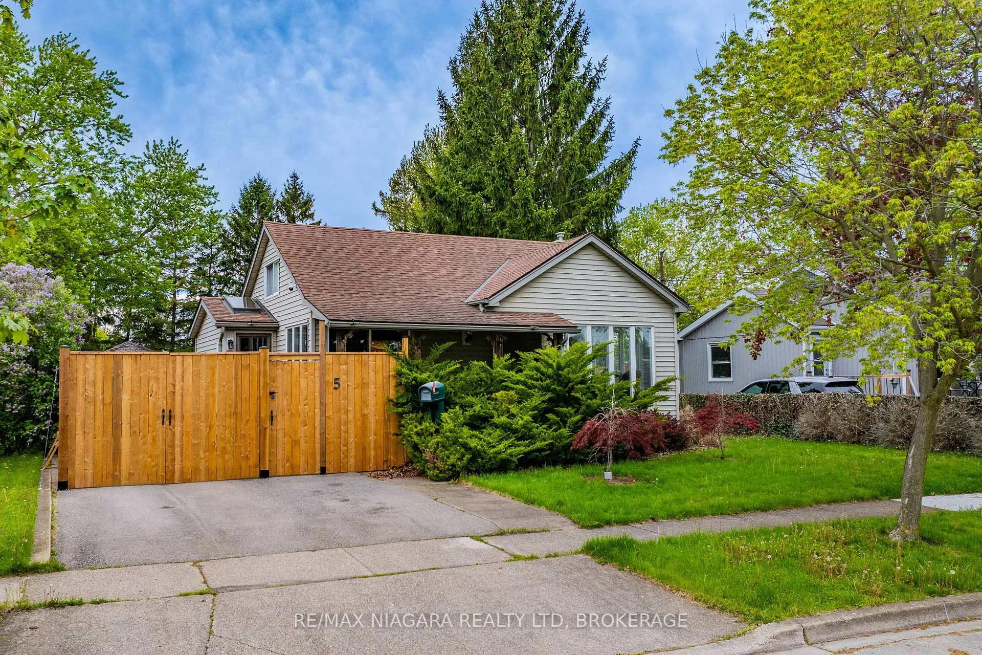 Photo 1 of 5 Verne Avenue, Welland, Broadway — HOMEH