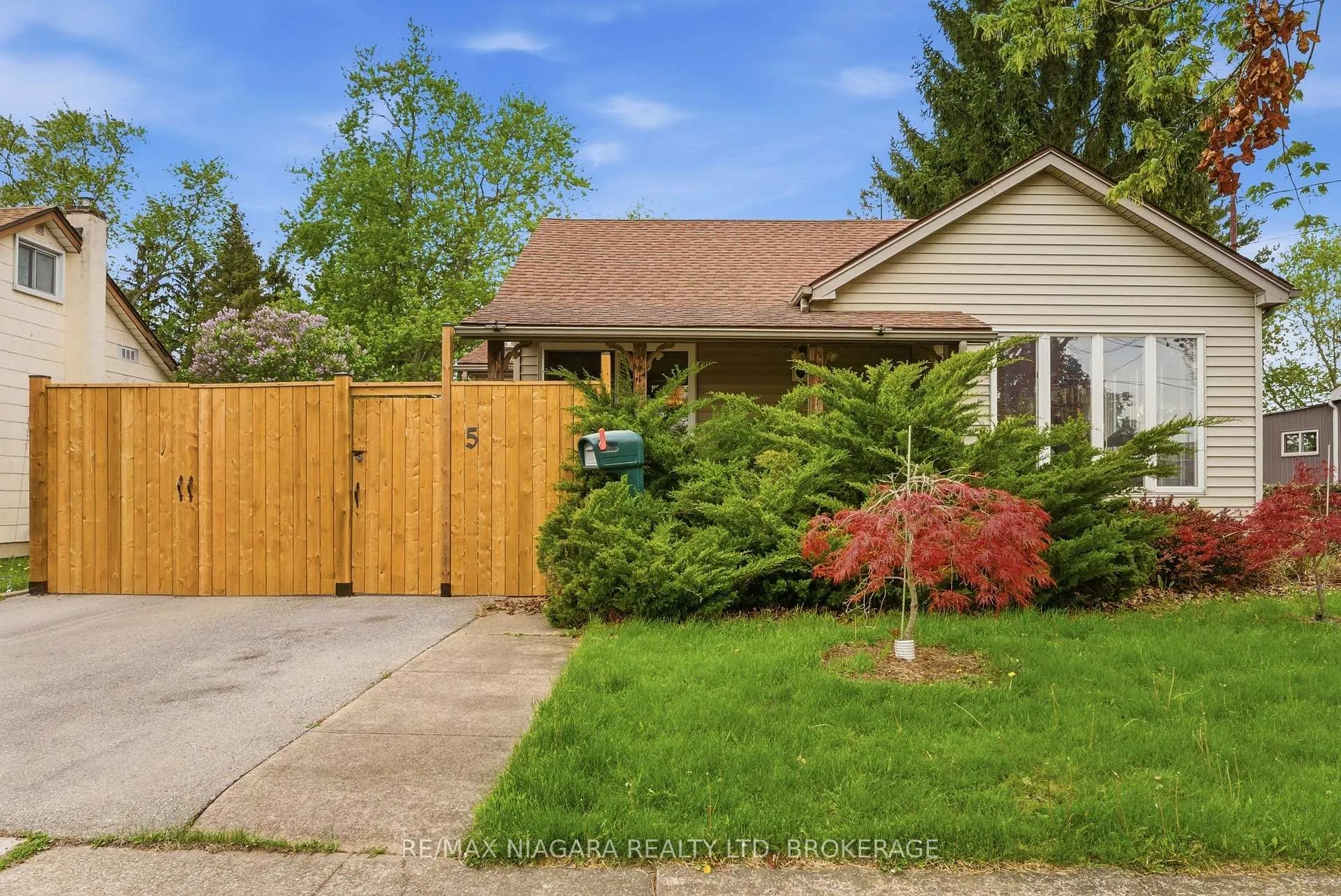 Photo 3 of 5 Verne Avenue, Welland, Broadway — HOMEH