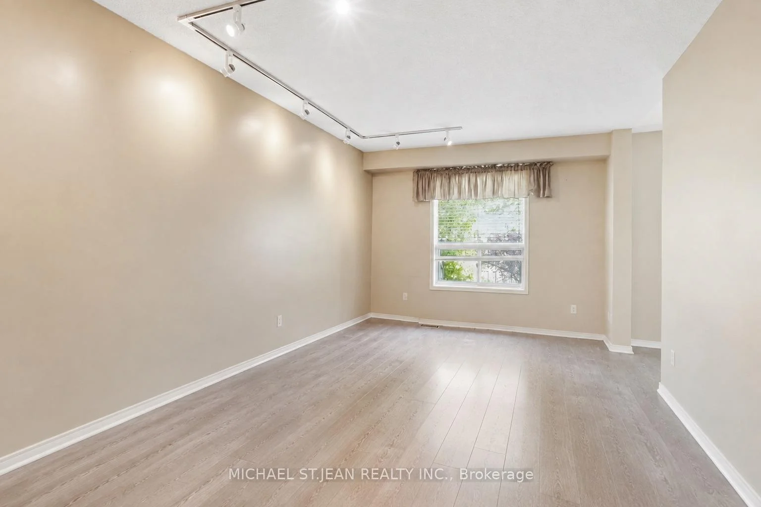 Photo 6 of Unit 2, 565 Rymal Road E, Hamilton, Butler — HOMEH