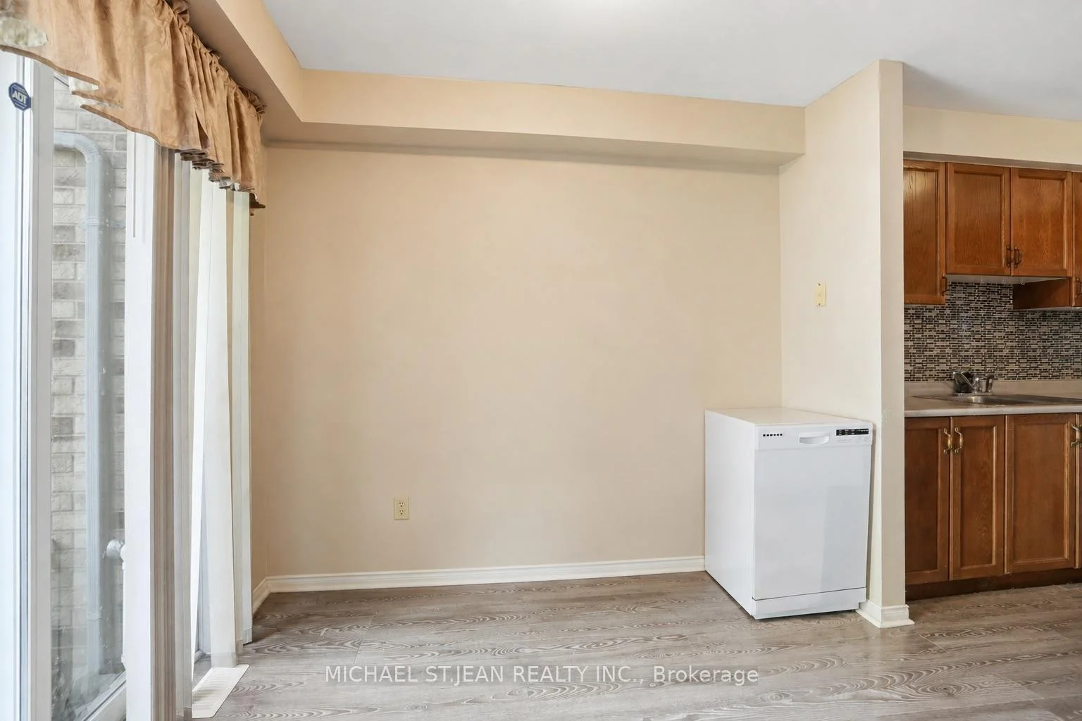 Photo 14 of Unit 2, 565 Rymal Road E, Hamilton, Butler — HOMEH