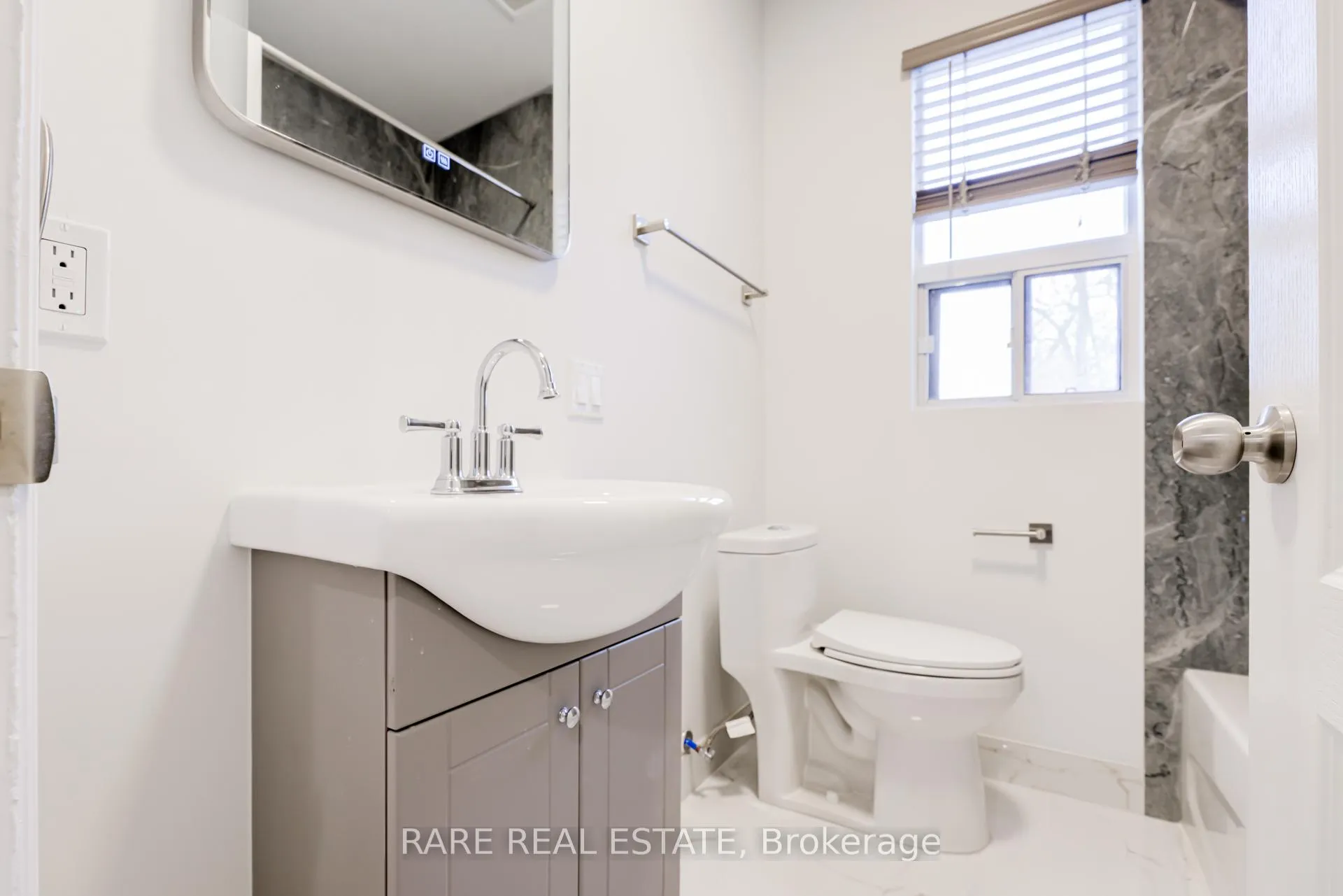 Photo 9 of Unit Main, 10 Castleview Avenue, Toronto, Casa Loma — HOMEH