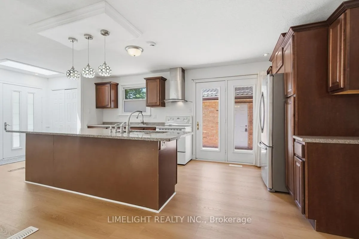 Photo 12 of 43 Cumberland Crescent, London, North G — HOMEH