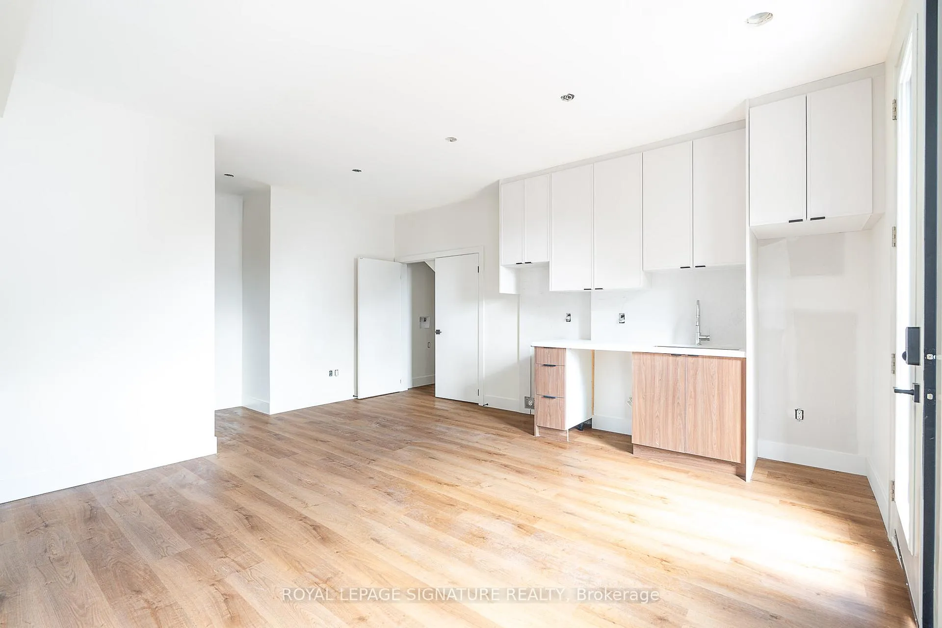 Photo 2 of Unit #4, 7 Earnscliffe Road, Toronto, Oakwood Village — HOMEH