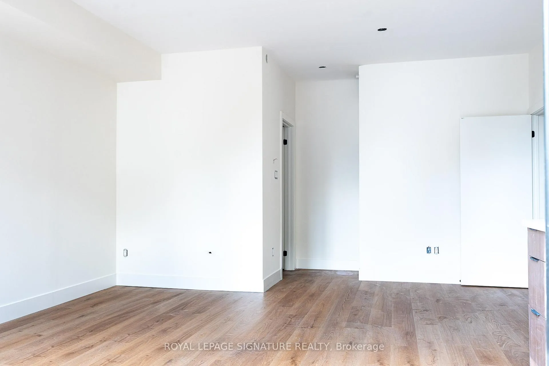 Photo 3 of Unit #4, 7 Earnscliffe Road, Toronto, Oakwood Village — HOMEH