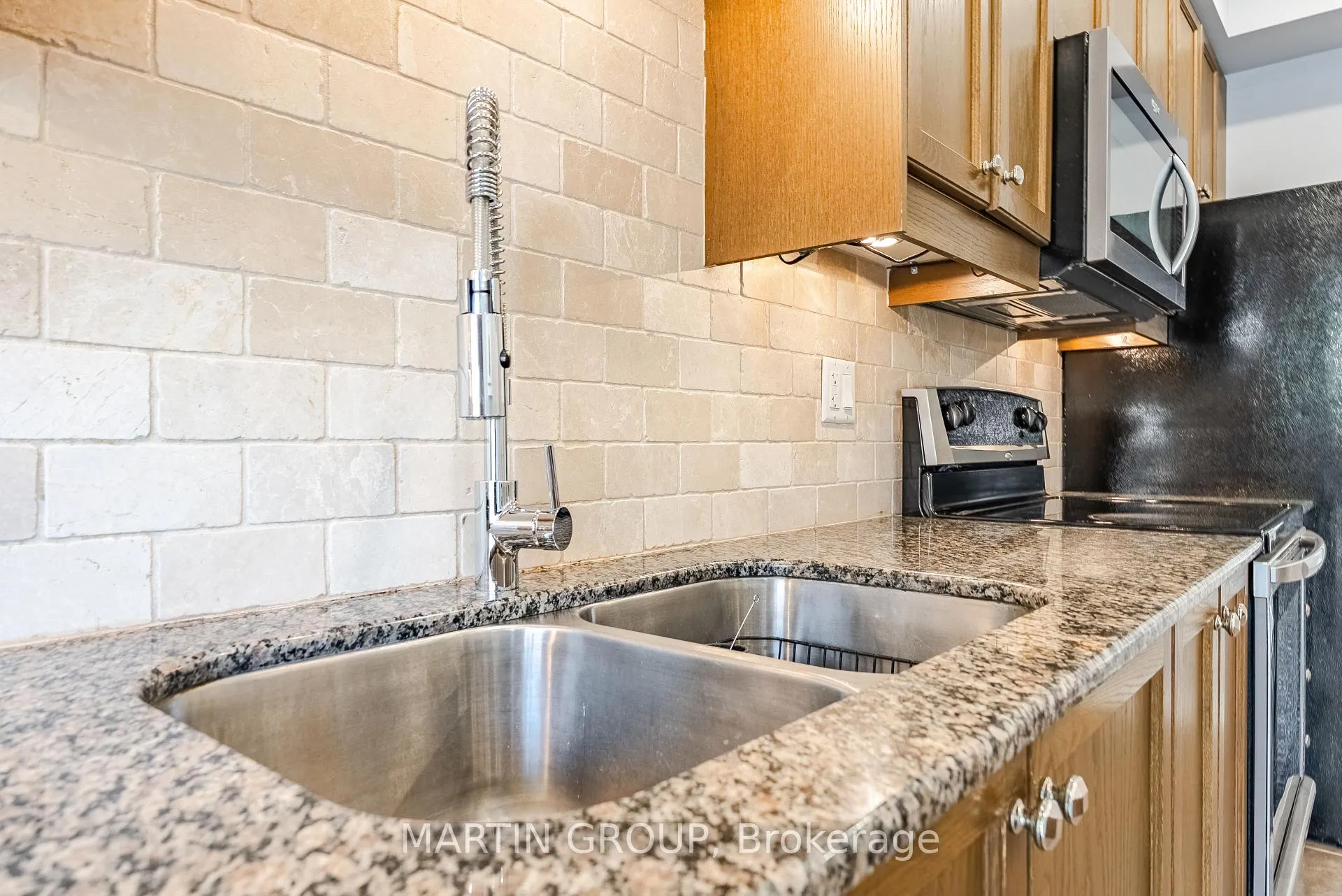 Photo 15 of 2425 Grand Oak Trail, Oakville, Westmount — HOMEH