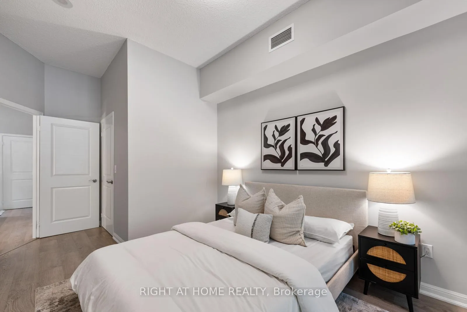 Photo 10 of 9 Bastion Street, Toronto, Niagara — HOMEH