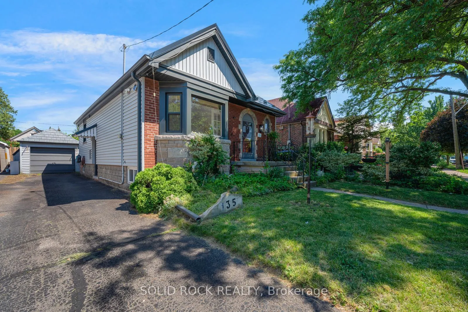Photo 3 of 135 Wexford Avenue S, Hamilton, Delta — HOMEH