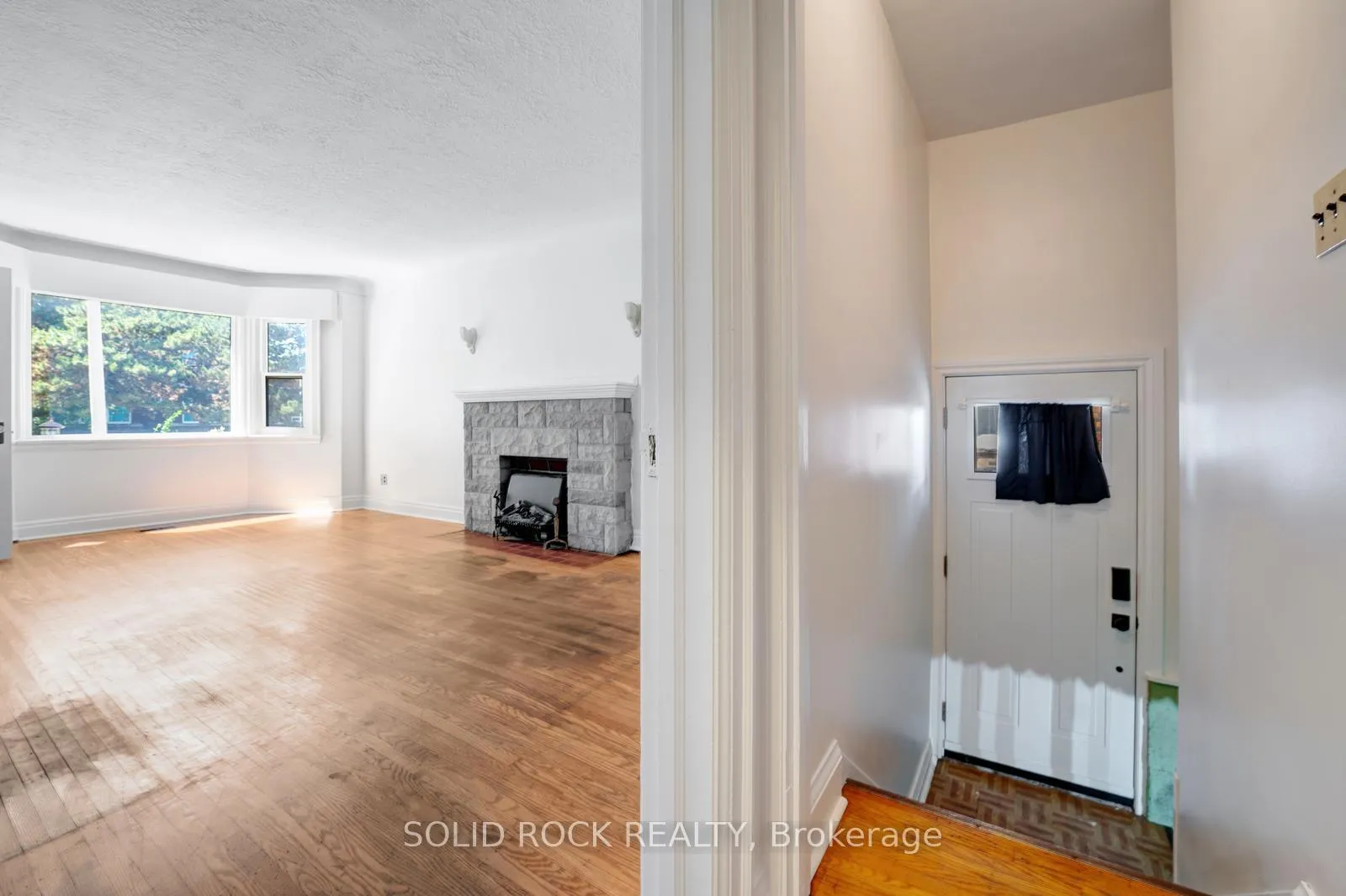 Photo 4 of 135 Wexford Avenue S, Hamilton, Delta — HOMEH