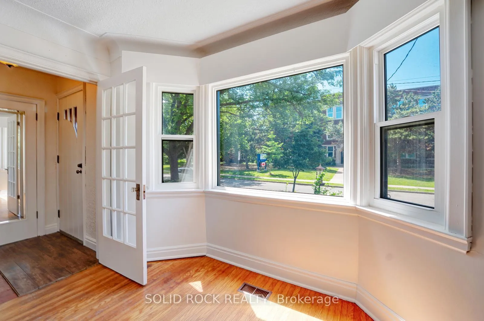 Photo 5 of 135 Wexford Avenue S, Hamilton, Delta — HOMEH