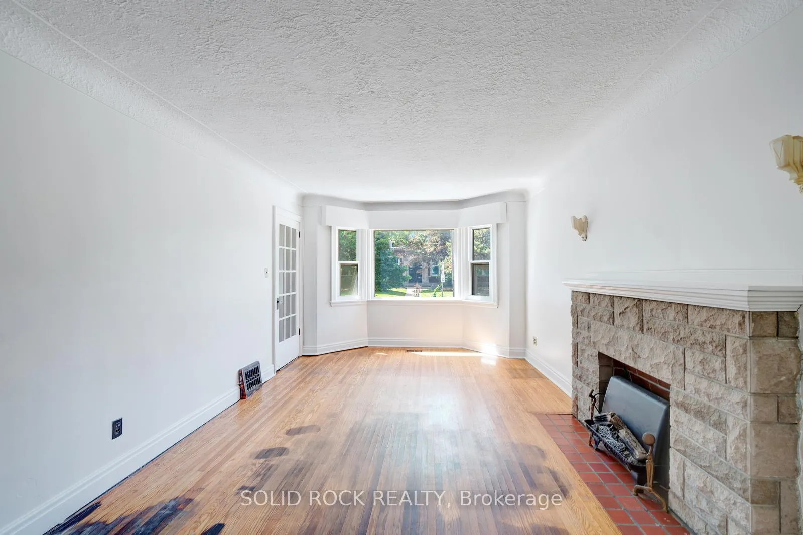 Photo 6 of 135 Wexford Avenue S, Hamilton, Delta — HOMEH