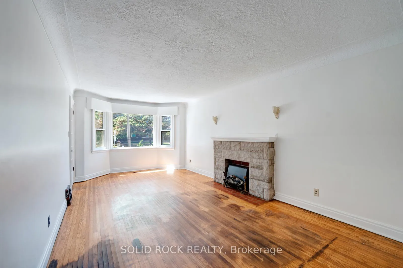 Photo 7 of 135 Wexford Avenue S, Hamilton, Delta — HOMEH