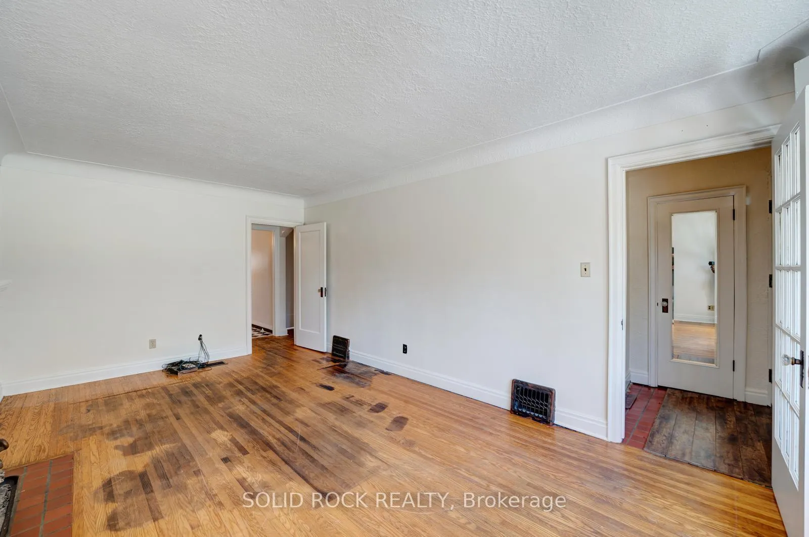 Photo 8 of 135 Wexford Avenue S, Hamilton, Delta — HOMEH