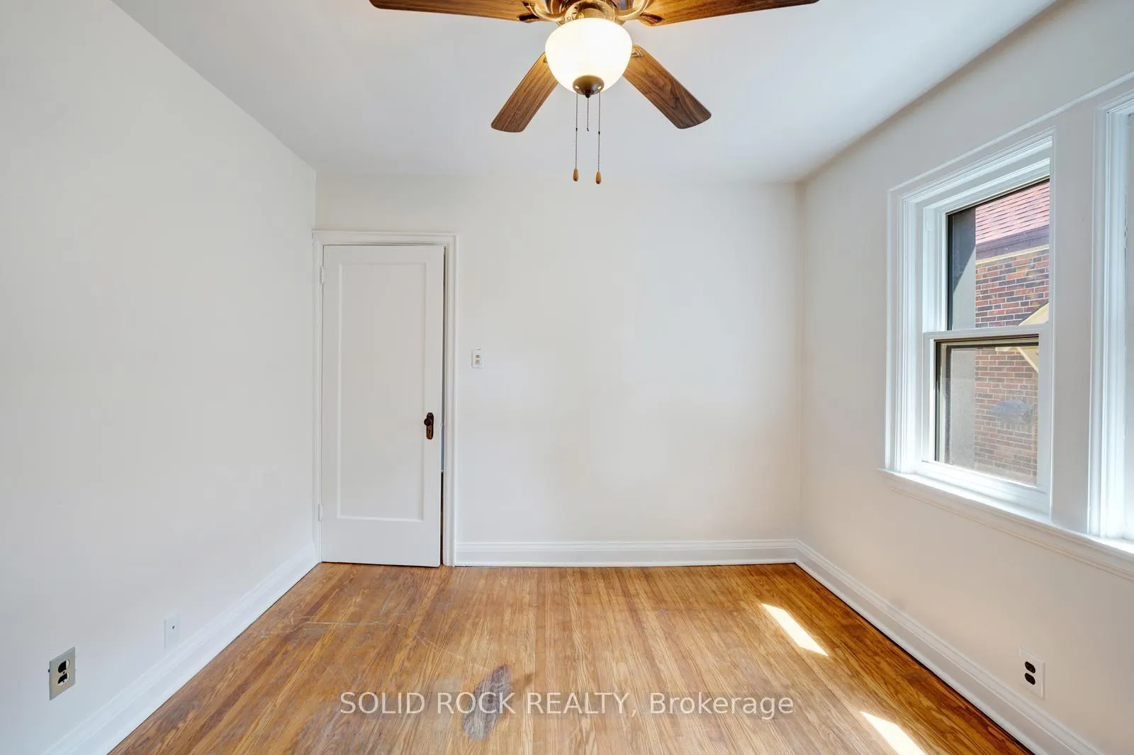 Photo 10 of 135 Wexford Avenue S, Hamilton, Delta — HOMEH