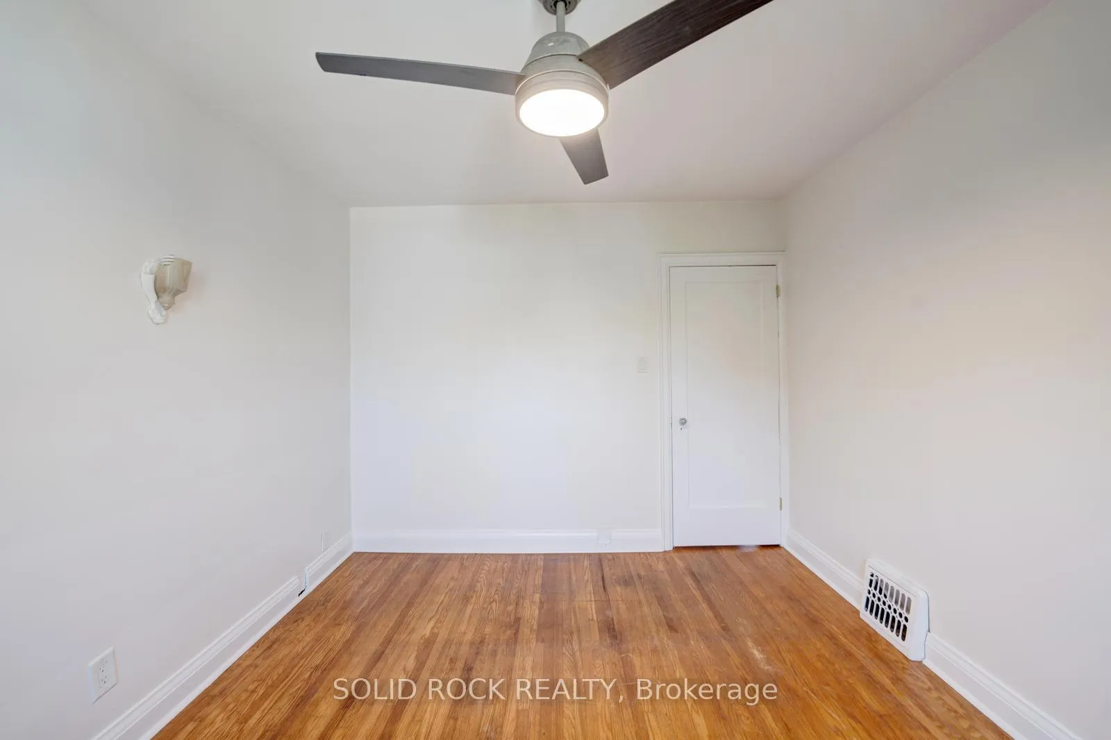 Photo 11 of 135 Wexford Avenue S, Hamilton, Delta — HOMEH