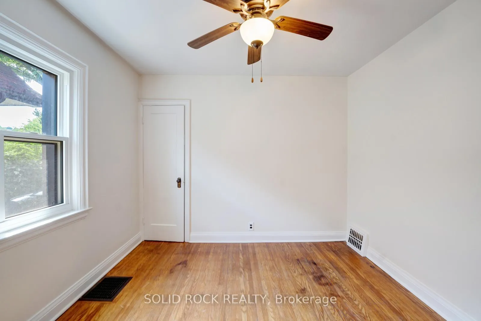 Photo 13 of 135 Wexford Avenue S, Hamilton, Delta — HOMEH