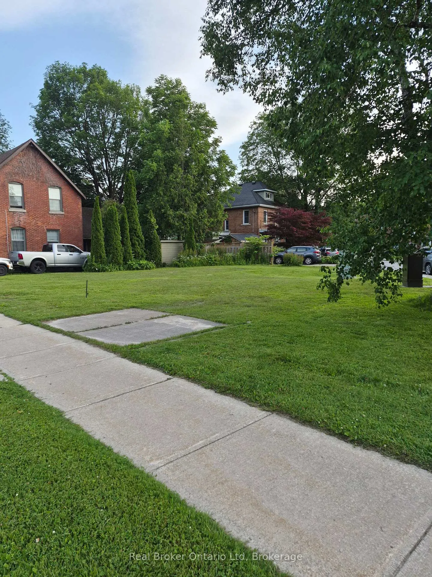 Photo of 586 & 590 2nd Avenue E
