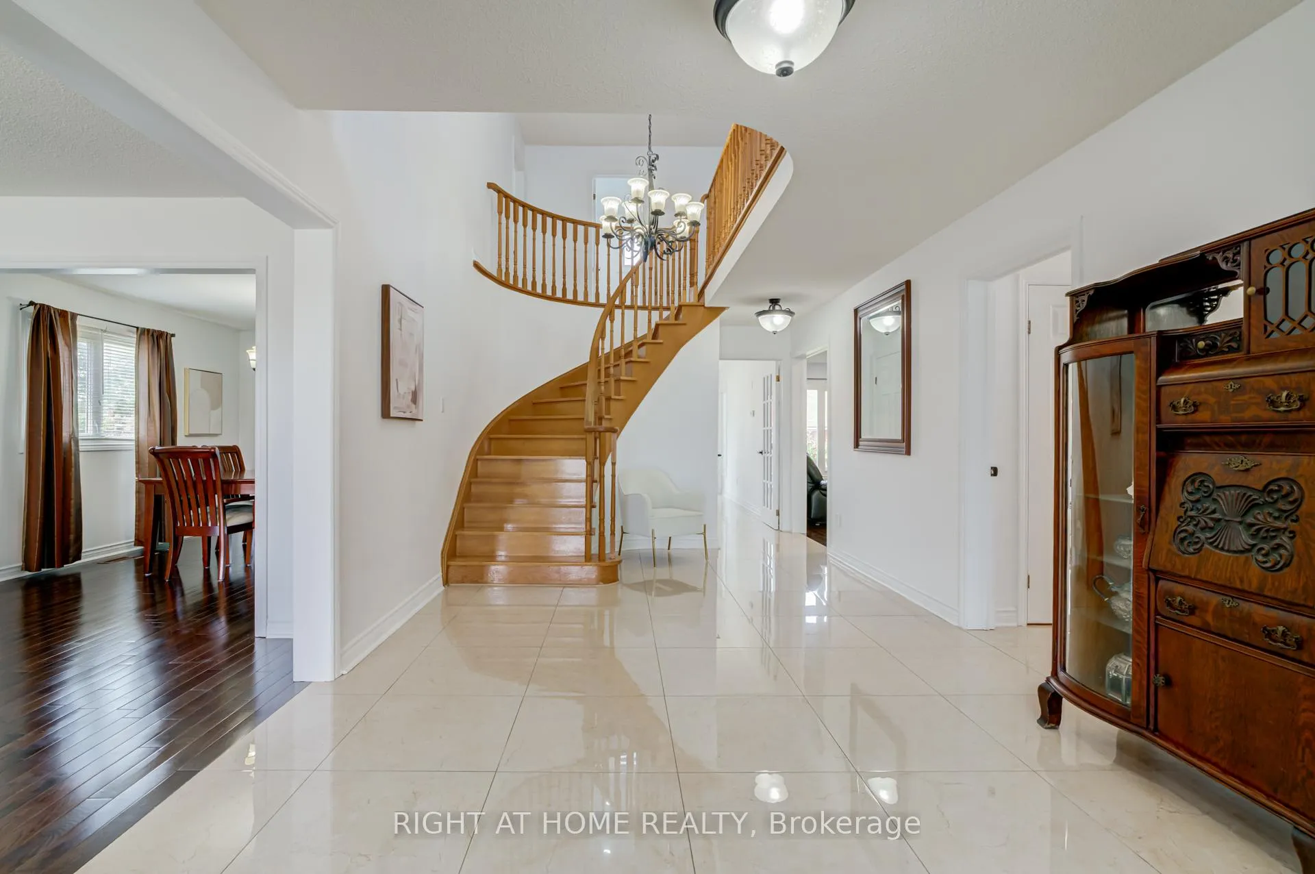 Photo 3 of 123 Lamp Crescent, Vaughan, West Woodbridge — HOMEH