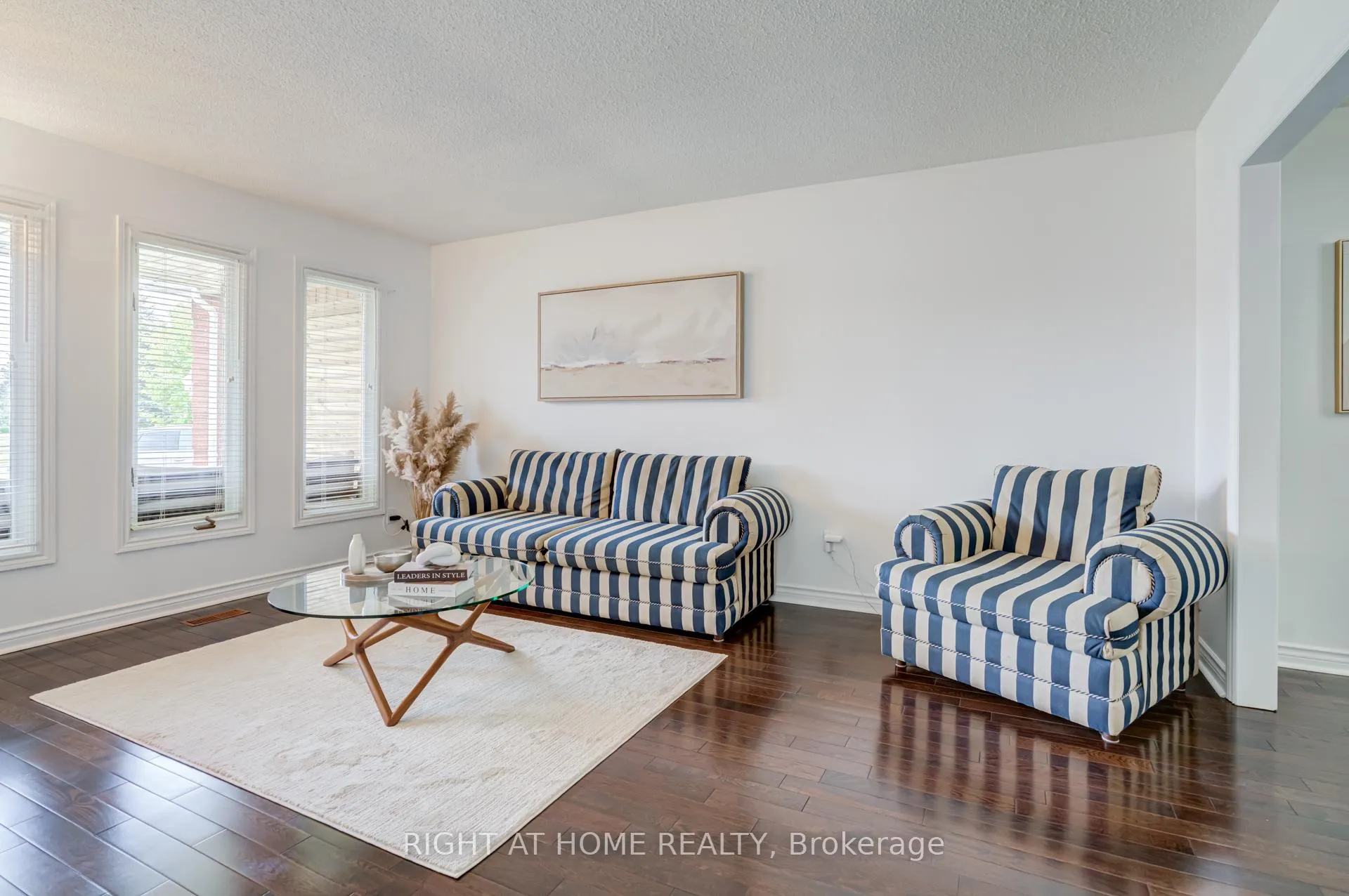 Photo 4 of 123 Lamp Crescent, Vaughan, West Woodbridge — HOMEH
