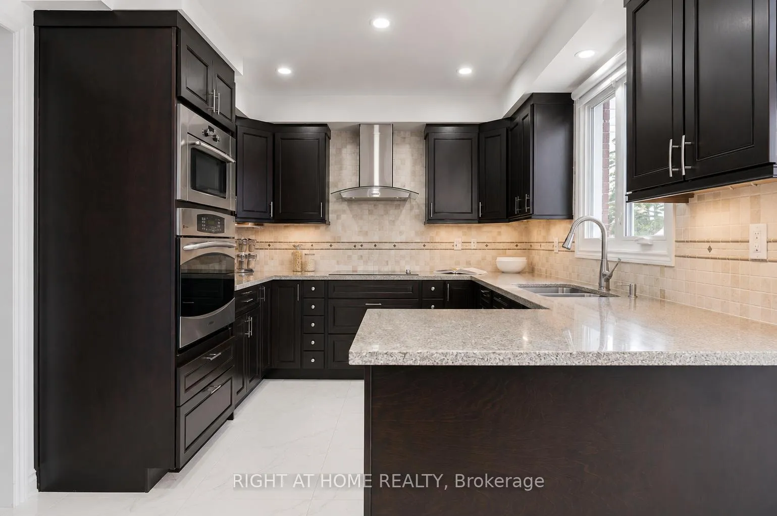 Photo 5 of 123 Lamp Crescent, Vaughan, West Woodbridge — HOMEH