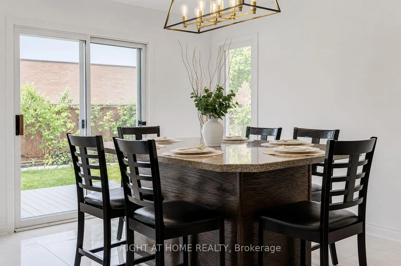 Photo 6 of 123 Lamp Crescent, Vaughan, West Woodbridge — HOMEH