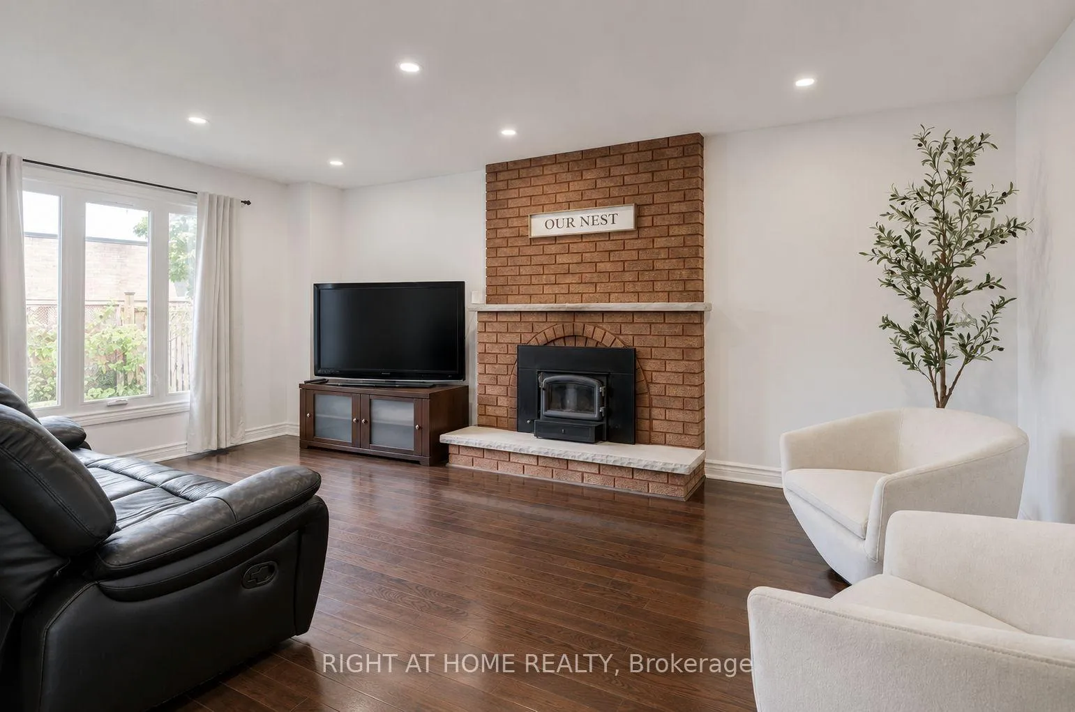 Photo 7 of 123 Lamp Crescent, Vaughan, West Woodbridge — HOMEH
