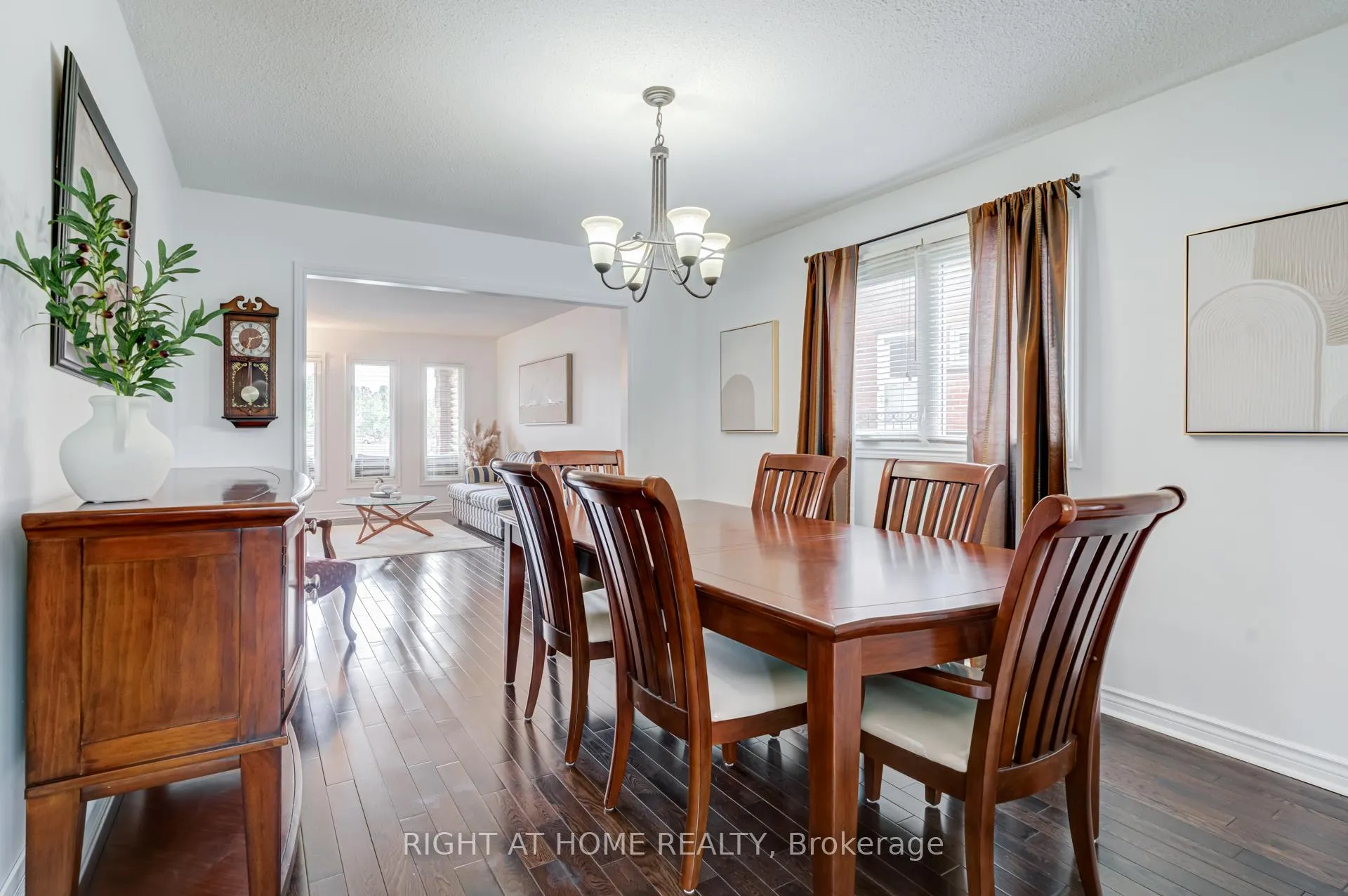 Photo 8 of 123 Lamp Crescent, Vaughan, West Woodbridge — HOMEH
