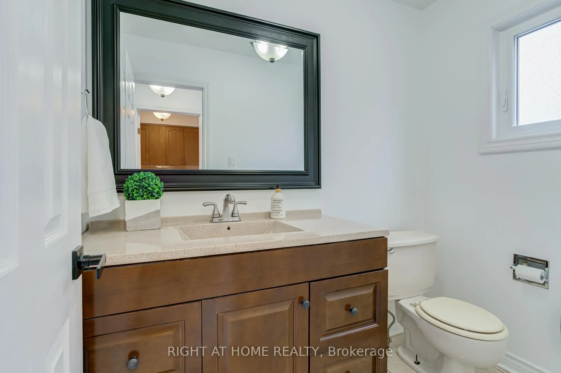Photo 9 of 123 Lamp Crescent, Vaughan, West Woodbridge — HOMEH