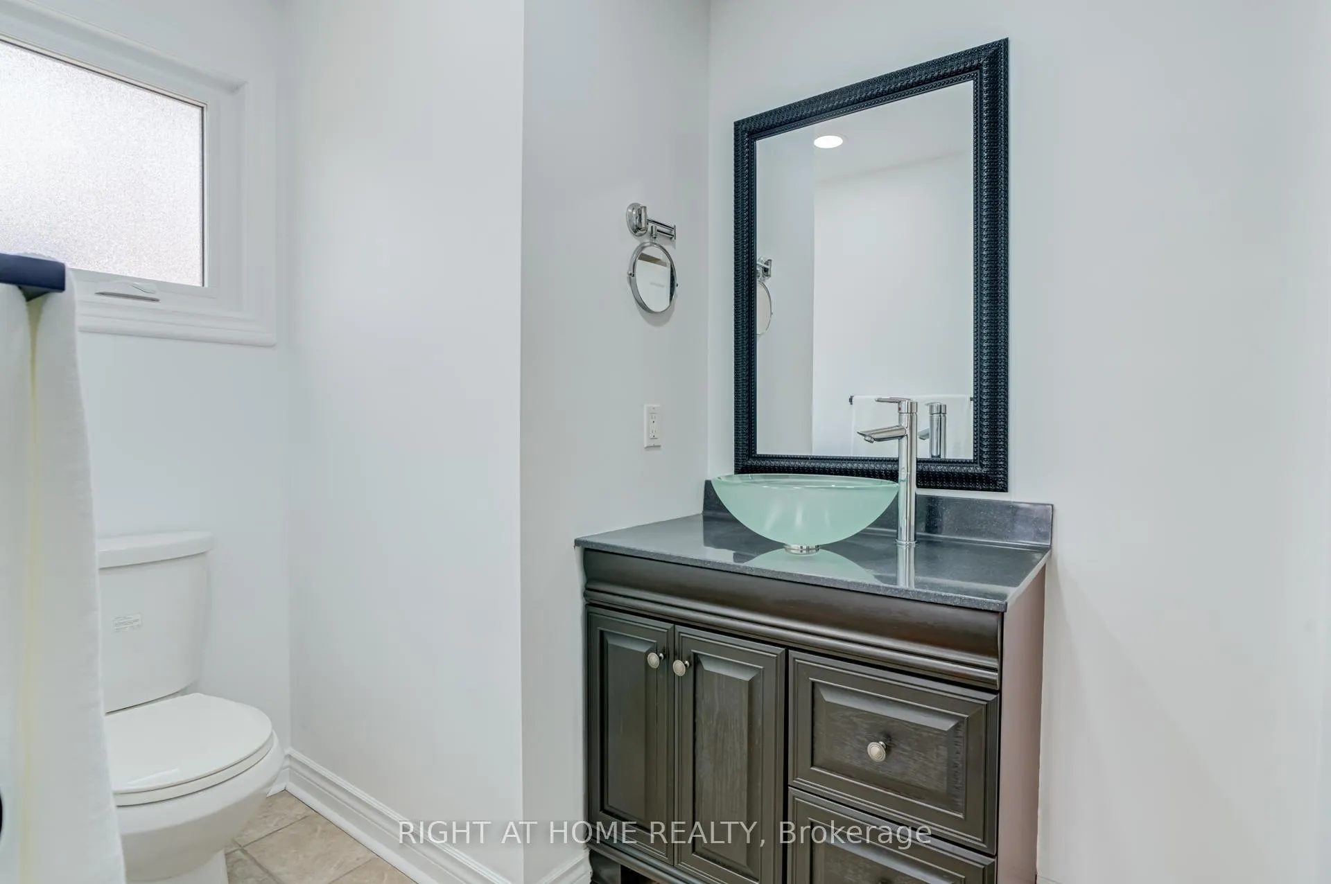 Photo 11 of 123 Lamp Crescent, Vaughan, West Woodbridge — HOMEH