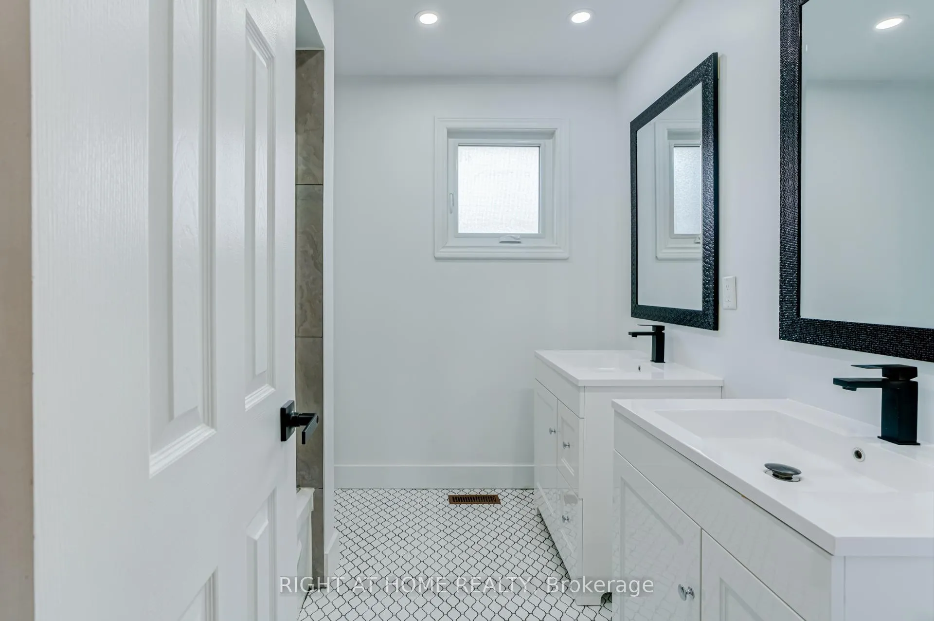 Photo 15 of 123 Lamp Crescent, Vaughan, West Woodbridge — HOMEH